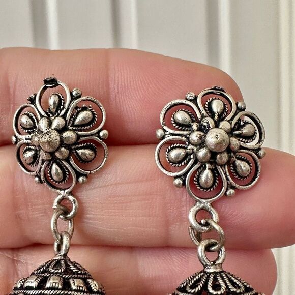 Silver tone green and red beaded Jhumkas Indian earrings - Picture 8 of 9